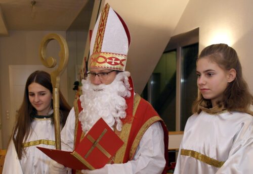Der Nikolaus kommt zu Besuch (Foto: G. Mischitz)