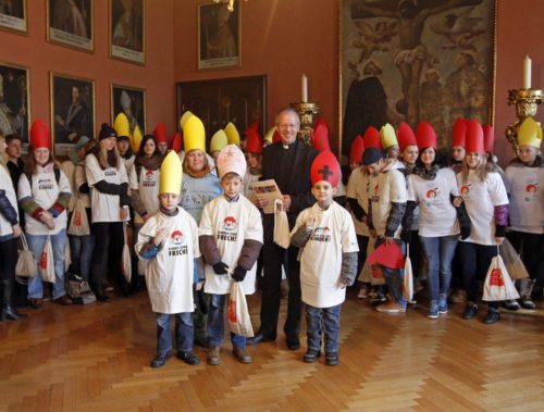 54 Kinder und Jugendliche besuchten heute im Rahmen einer Kinderrechte-Aktion Generalvikar Guggenberger. (© Foto: Pressestelle/Eggenberger)