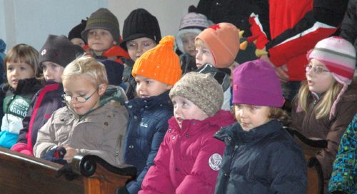 Die Kinder des Pfarrkindergartens singen dem Hl. Nikolaus ein Lied. (© Foto: fotogard) Die Kinder des Pfarrkindergartens singen dem Hl. Nikolaus ein Lied. (© Foto: fotogard)