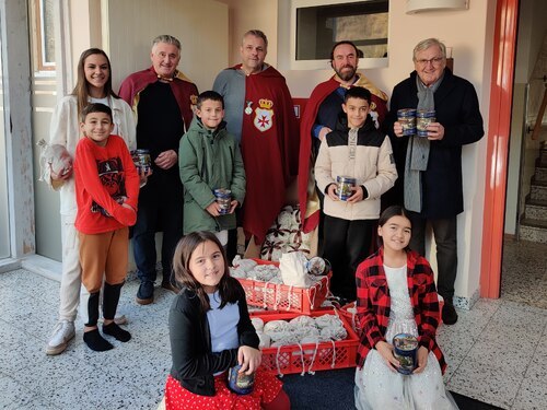 Überraschten die Kinder und Betreuerin Bianca Dalmatiner vom Haus Antonius zum Nikolotag: Initiator Martin Hartweg (li), Giuseppe Mion (Mitte) sowie Sven Schlichter und Altbürgermeister Helmut Manzenreiter    Foto: Caritas    