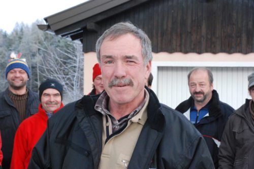 Nuži Wieser na tleh med pevci (© Foto: Gotthardt/Nedelja)