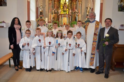 Erstkommunionkinder mit Pfarrer, Religionslehrerin und Pastoralassistent | Prvoobhajanci z župnikom, veroučiteljico in pastoralnim asistentom (© Foto: Elke Rassinger)
