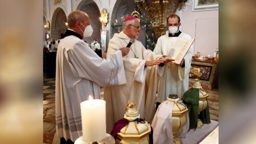 Im Rahmen der so genannten “Missa chrismatis“ werden die heiligen Öle geweiht (im Bild: Ölweihegottesdienst 2021 im Klagenfurter Dom). Foto: Diözesan-Pressestelle/Eggenberger Im Rahmen der so genannten “Missa chrismatis“ werden die heiligen Öle geweiht (im Bild: Ölweihegottesdienst 2021 im Klagenfurter Dom). Foto: Diözesan-Pressestelle/Eggenberger