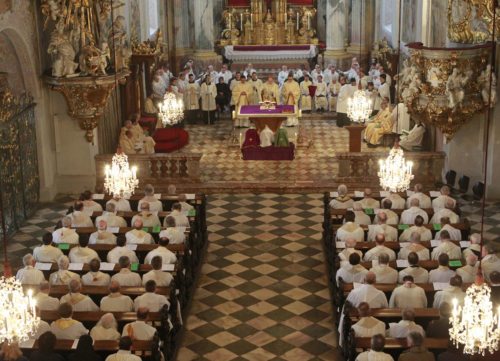 Bei der Chrisammesse (im Bild: Archivfoto aus dem Jahr 2013), die Bischof Schwarz mit Priestern und Diakonen aus der Diözese feiert, werden die heiligen drei Öle geweiht.  (© Foto: Pressestelle/Eggenberger)