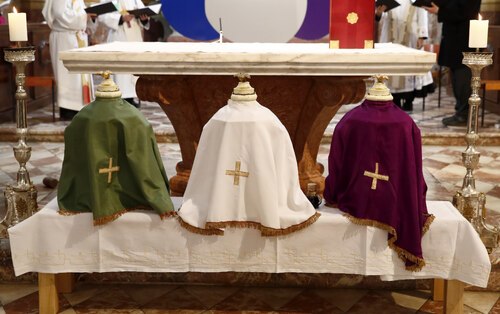 Bei der „Missa chrismatis“ im Klagenfurter Dom wird Bischof Marketz die drei Heiligen Öle weihen. Foto: Diözesan-Pressestelle/Eggenberger