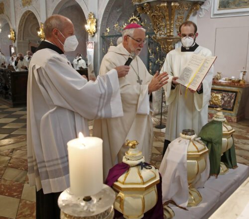 Bischof Marketz weihte bei der “Missa chrismatis“ 24 Liter der drei Heiligen Öle. Foto: Diözesan-Pressestelle/Eggenberger
