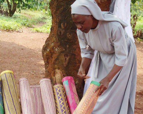 Selbstgefertigte Handarbeit (© Foto: A-Z Programm Österreich-Uganda)