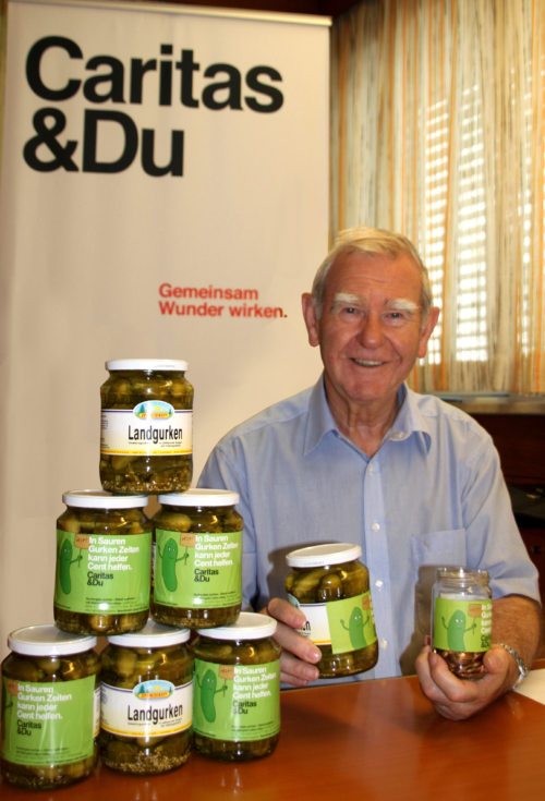Caritas-Direktor Dr. Omelko mit Gurkengläsern, der jüngsten Hunger-Kampagne der Kärntner Caritas. (© Foto: caritas) Caritas-Direktor Dr. Omelko mit Gurkengläsern, der jüngsten Hunger-Kampagne der Kärntner Caritas. (© Foto: caritas)