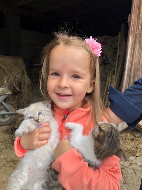 Tudi petletna Valentina se veseli s svojima mačkama (Opetnik)