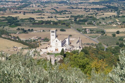 Blick von der Rocca Maggiore (AssisiI auf die Basilika San Francesco<br />
Foto: P. Emmanuel-Maria Fitz OFM