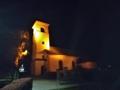 ORANGE THE WORLD - Pfarrkirche Sattendorf<br />
Foto: Rainer Furlan