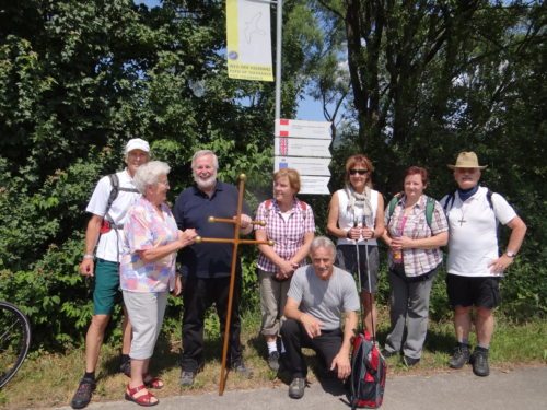 Pilger am Benediktweg mit Benedikt Pilgerkreuz (© Foto: Verein Benedikt beWeg t)