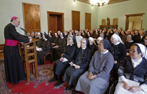 Traditionelle Begegnung der Ordensleute mit Bischof Schwarz (im Bild: Tag des geweihten Lebens 2015)  (© Foto: Pressestelle/Eggenberger)