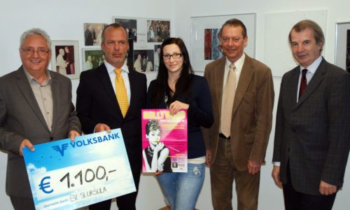 V.l.n.r. Dir. Wilhelm Hafner (Josefinum), EV-Kassier Robert Schwartz, Nina Angermann (Ballkomitee), EV-Obmann Gerald Trattler und Dir. Kurt Haber (RG/ORG St. Ursula Klagenfurt) (© Foto: RG/ORG St. Ursula Klagenfurt)