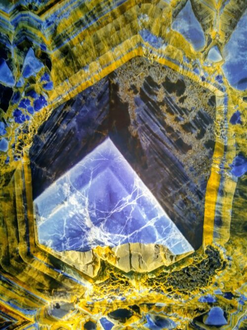 Kristall mit den Farben der Ukraine- “gefunden“ im Haus der Natur in Salzburg (fotomax)
