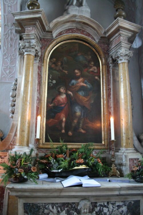 Der geschmückte Josefsaltar in der Klagenfurter Domkirche (© Foto: Stadtpastoral)