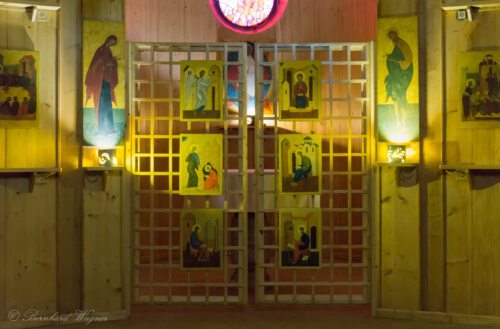 Orthodoxe Kapelle der Versöhnungskirche von Taizé mit Ikonen verschiedener Heiliger (© Foto: Herr Mag. Bernhard Wagner).