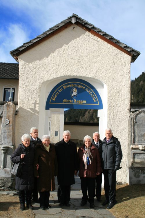 Vor der „Pforte der Barmherzigkeit“ der Basilika Maria Luggau: (vlnr.) Anni, Franz,  Rosalia,  Jubilar Rudolf Ortner,  Theresia, Gabriel, Meinrad (© Foto: Christoph Oberluggauer)