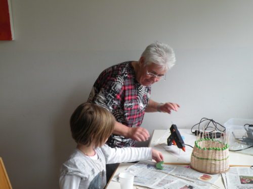 Jung und Alt beim gemeinsamen kreativen Basteln. (© Foto: Petutschnig)