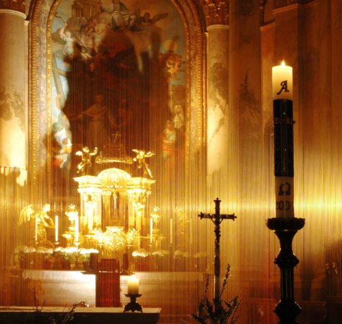 Osterkerze in goldenes Licht getaucht - Kunst im Dom zu Klagenfurt 2006 (© Foto: Foto: KHK / Internetredaktion) Osterkerze in goldenes Licht getaucht - Kunst im Dom zu Klagenfurt 2006 (© Foto: Foto: KHK / Internetredaktion)