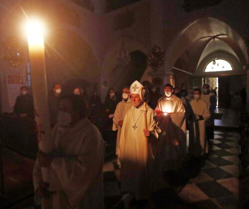 Die Osternachtfeier (im Bild: Osternachtiturgie 2021 mit Bischof Marketz im Klagenfurter Dom) bildet den feierlichen Abschluss und Höhepunkt der Karwoche. Foto: Diözesan-Pressestelle/Eggenberger