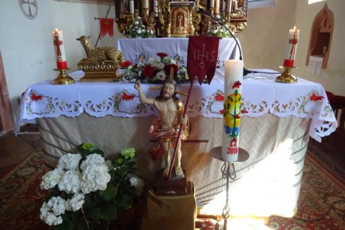 Der auferstandene Jesus, die Osterkerze und das Osterlamm. (Foto: A. Moritsch, Ostern 2018). Der auferstandene Jesus, die Osterkerze und das Osterlamm. (Foto: A. Moritsch, Ostern 2018).