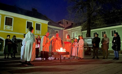 Das Anzünden der Osterkerze - 2023 (Foto: Peter Rupitsch)