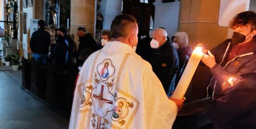 Christus, das Licht! Die Übergabe des Osterlichtes an die nächste Generation.