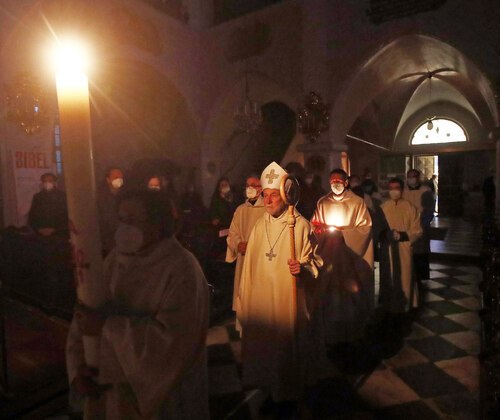 Die Osternachtfeier (Archivfoto Osternachliturgie 2021) bildet den liturgischen Höhepunkt der Hl. Woche. Foto: Diözesan-Pressestelle/Eggenberger