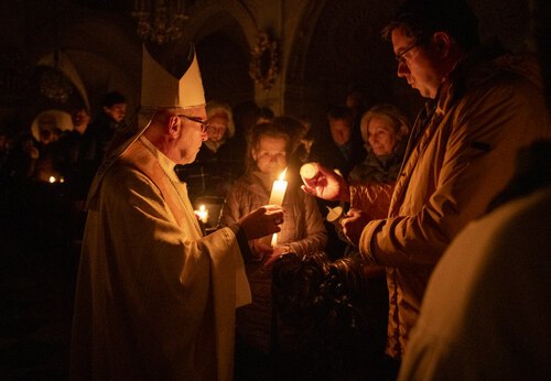 Mit der Feier der Osternacht in den Abendstunden des Karsamstags oder in den frühen Morgenstunden des Ostersonntags endet die Karwoche.<br />
(Im Bild: Osternachtliturgie 2023 mit Bischof Marketz im Klagenfurter Dom); Foto: Diözesan-Pressestelle/Neumüller Mit der Feier der Osternacht in den Abendstunden des Karsamstags oder in den frühen Morgenstunden des Ostersonntags endet die Karwoche.<br />
(Im Bild: Osternachtliturgie 2023 mit Bischof Marketz im Klagenfurter Dom); Foto: Diözesan-Pressestelle/Neumüller