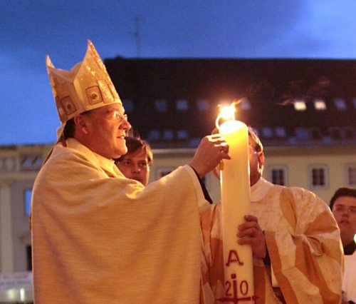 Die Feier der Osternacht (Archivbild Osternachtsliturgie im Klagenfurter Dom, 2015) bildet den Höhepunkt der Heiligen Woche. (© Foto: Pressestelle/Eggenberger) Die Feier der Osternacht (Archivbild Osternachtsliturgie im Klagenfurter Dom, 2015) bildet den Höhepunkt der Heiligen Woche. (© Foto: Pressestelle/Eggenberger)