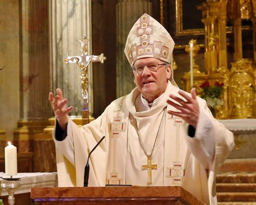 BIschof Schwarz (im Bild bei der Osternachtsliturgie 2015): Das Leben siegt über den Tod.  (© Foto: Pressestelle)