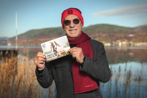 Schauspieler Otto Retzer trägt mit Freude Haube und Schal aus dem Onlineshop der Caritas und hilft damit gleichzeitig langzeitarbeitslosen Menschen in Österreich. Foto: Johannes Leitner/Caritas