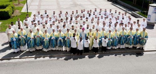 Die Seminaristen und die Leitung der Priesterseminare mit Generalvikar Guggenberger nach der hl. Messe im Klagenfurter Dom (© Foto: Pressestelle/Neumüller)