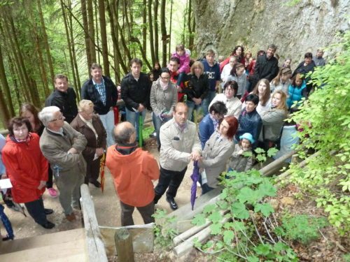 Firmlinge, Paten und Eltern beim Wasserschöpfen aus den Qellen des Heils - Zajemamo vodo iz studencev odrešenja. (© Foto: Jähnisch Klaus)