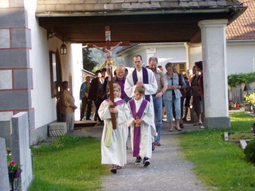 1. Bitttag: Prozession “ums Dorf“ mit Kaplan Robert Wurzer (© Foto: A. Ebner) 1. Bitttag: Prozession “ums Dorf“ mit Kaplan Robert Wurzer (© Foto: A. Ebner)