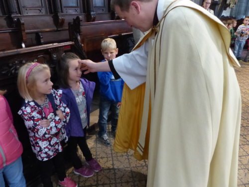 Kindersegnung von Herrn Propst u. Stadtpfarrer Leszek Zagorowski (© Foto: Pfarre Friesach)