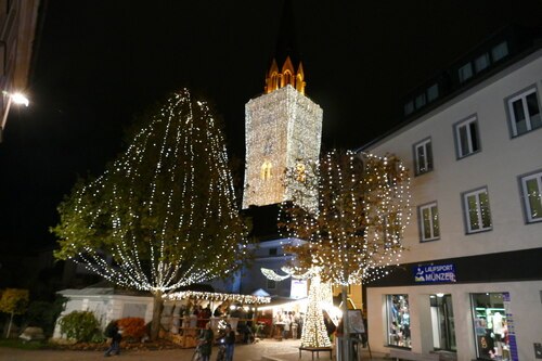 Der höchste Turm Kärntens ist auch der am schönste beleuchtete (wie eine Kerze leuchtet er weit über Villach hinaus)