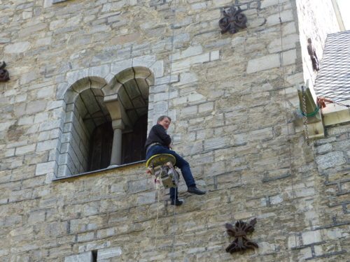 Propst Zagorowski am Kirchturm v. Friesach (© Foto: Pfarre Friesach)