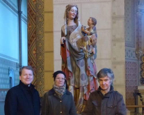 Steinerne Madonna, Propst Mag. Leszek Zagorowski, Diözesankonservatorin Mag. Dr. Rosmarie Schiestl, EM Diözesankonservator Dr. Eduard Mahlknecht (© Foto: Pfarre Friesach)