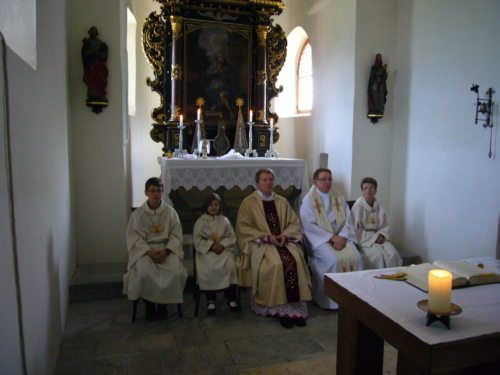 Propst Zagorowski mit seinem Bruder und unseren Ministranten (© Foto: Pfarre Friesach) Propst Zagorowski mit seinem Bruder und unseren Ministranten (© Foto: Pfarre Friesach)