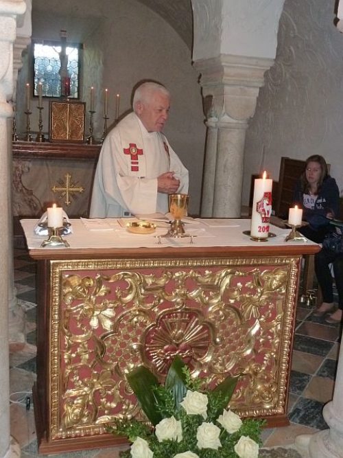 P. Miggisch feierte mit den Firmlingen einen Gottesdienst in der Krypta (© Foto: Kath. Gemeindezentrum Klagenfurt-Don Bosco)