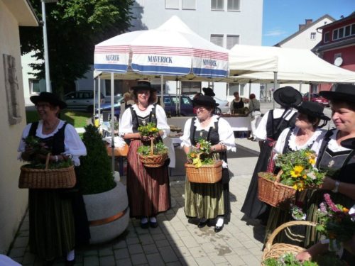 Trachtenfrauen bringen Kräutersträußchen (© Foto: Rank/Schut) Trachtenfrauen bringen Kräutersträußchen (© Foto: Rank/Schut)