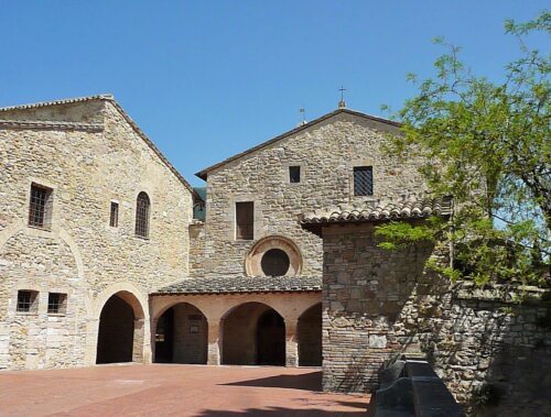 Die zur Zeit des Franziskus dem Verfall nahe kleine Kirche San Damiano dürfte ursprünglich eine Begräbnisstätte gewesen sein. Im 7. oder 8. Jh. wurde schließlich die Kirche errichtet, welche ausschließlich dem Märtyrer Damian (ohne seinen Bruder Kosmas) geweiht wurde. Im 9. und 10. Jh. wurde das Kirchlein zu einer romanischen Landkapelle mit einem Hospiz für Pilger und zwischen dem 10. und 12. Jh. mit einem Priesterhaus erweitert. Von 1211 bis 1247 lebten dort die „Armen Herrinnen“, welche später „Klarissen“ genannt werden und die von Klara von Assisi gegründet wurden. 1225 komponierte der Poverello an diesem Ort den berühmten Sonnengesang und 1226 wurde sein Leichnam hierher hergebracht.<br />
Foto: P. Emmanuel-Maria Fitz OFM Die zur Zeit des Franziskus dem Verfall nahe kleine Kirche San Damiano dürfte ursprünglich eine Begräbnisstätte gewesen sein. Im 7. oder 8. Jh. wurde schließlich die Kirche errichtet, welche ausschließlich dem Märtyrer Damian (ohne seinen Bruder Kosmas) geweiht wurde. Im 9. und 10. Jh. wurde das Kirchlein zu einer romanischen Landkapelle mit einem Hospiz für Pilger und zwischen dem 10. und 12. Jh. mit einem Priesterhaus erweitert. Von 1211 bis 1247 lebten dort die „Armen Herrinnen“, welche später „Klarissen“ genannt werden und die von Klara von Assisi gegründet wurden. 1225 komponierte der Poverello an diesem Ort den berühmten Sonnengesang und 1226 wurde sein Leichnam hierher hergebracht.<br />
Foto: P. Emmanuel-Maria Fitz OFM