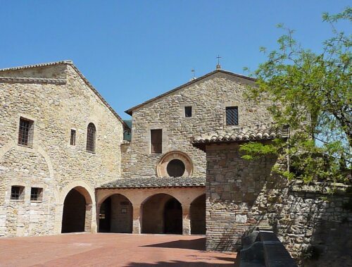 Die zur Zeit des Franziskus dem Verfall nahe kleine Kirche San Damiano dürfte ursprünglich eine Begräbnisstätte gewesen sein. Im 7. oder 8. Jh. wurde schließlich die Kirche errichtet, welche ausschließlich dem Märtyrer Damian (ohne seinen Bruder Kosmas) geweiht wurde. Im 9. und 10. Jh. wurde das Kirchlein zu einer romanischen Landkapelle mit einem Hospiz für Pilger und zwischen dem 10. und 12. Jh. mit einem Priesterhaus erweitert. Von 1211 bis 1247 lebten dort die „Armen Herrinnen“, welche später „Klarissen“ genannt werden und die von Klara von Assisi gegründet wurden. 1225 komponierte der Poverello an diesem Ort den berühmten Sonnengesang und 1226 wurde sein Leichnam hierher hergebracht.<br />
Foto: P. Emmanuel-Maria Fitz OFM