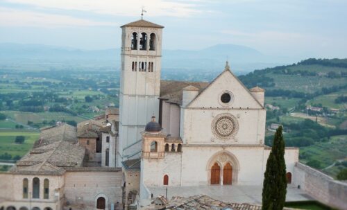 Basilika in Assisi<br />
Foto: P. Emmanuel-Maria Fitz OFM Basilika in Assisi<br />
Foto: P. Emmanuel-Maria Fitz OFM