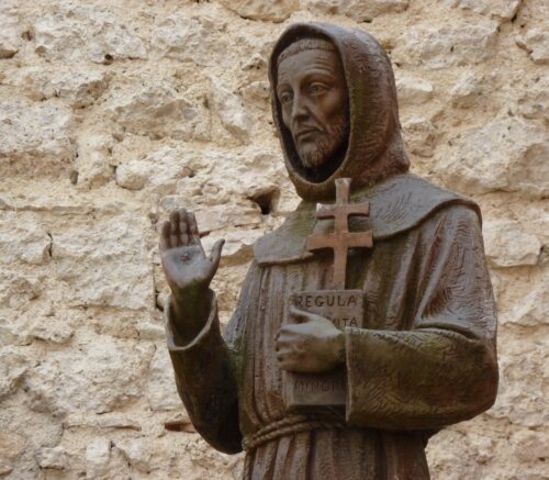 Statute des hl. Franziskus mit der Ordensregel in Fonte Colombo<br />
Foto: P. Emmanuel-Maria Fitz OFM Statute des hl. Franziskus mit der Ordensregel in Fonte Colombo<br />
Foto: P. Emmanuel-Maria Fitz OFM