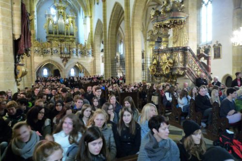 Rund 1.200 Maturantinnen und Maturanten kamen zur traditionellen Wallfahrt nach Maria Saal. (© Foto: Kickmaier/Maria Saal )