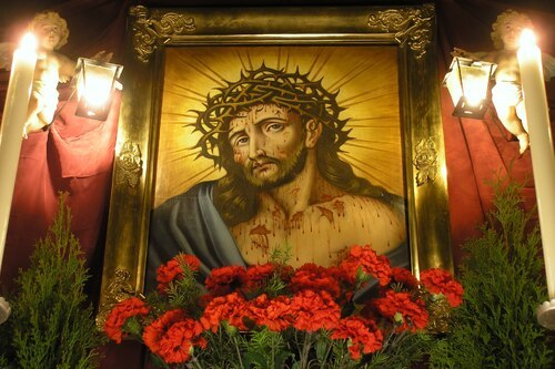 Dornengekröntes Hl. Haupt in abendlicher Beleuchtung am Hauptandachtsaltar in der Stadtpfarrkirche St. Markus in Wolfsberg im Jahr 2007 (© Foto: Mag. Bernhard Wagner).