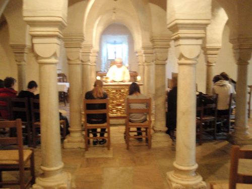Die Firmgruppe bei der Gottesdienstfeier in der Krypta des Gurker Domes (© Foto: Kath. Gemeindezentrum Klagenfurt-Don Bosco)
